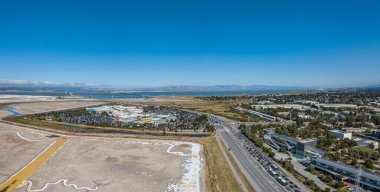 Facebook ana kampüs panoraması 20 çatı bahçesi ve kurumsal markalı mavi bisikletlerle Silikon Vadisi, Menlo Park, Kaliforniya, 2020