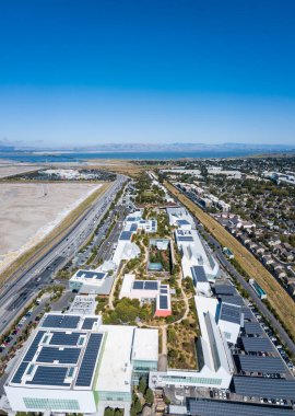 Silikon Vadisi, Menlo Park, Kaliforniya, 2020 'de yer alan ve güneş panelleri enerjisi için 20 çatı bahçesi olan Facebook genel merkezi ana kampüs panosu.
