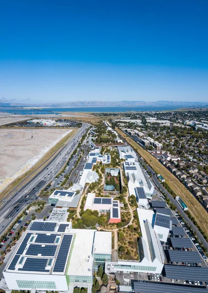 Facebook Hauptcampus Panorama Mit Gebäude Dachgarten Mit Sonnenkollektoren Für Energie Stockbild