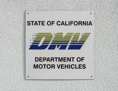 Beyaz desenli duvarda logo olan California DMV tabelaları. San Franicsco, Kaliforniya, 2021