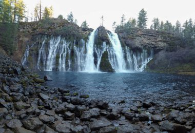 McArthur Burney Şelalesi Eyalet Parkı. Kuzey Kaliforniya 'da, Redding yakınlarında.