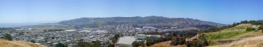 San Bruno Dağı 'nın panoramik manzarası ve güneşli bir günde John McLaren Park' tan alınan San mateo ilçesi.