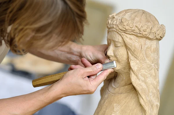 İş yerinde ahşap Carver'ın