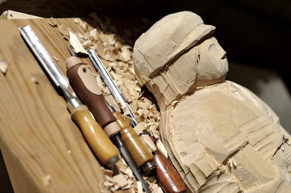 keski ile ahşap bir heykel