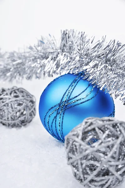 Palline di Natale blu nella neve — Foto Stock