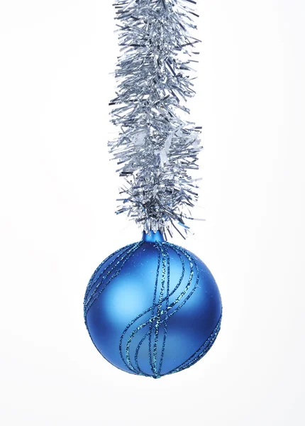Bola azul de Navidad con cadenas de Navidad — Foto de Stock
