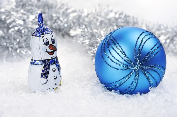 Palla di Natale blu con pupazzo di neve — Foto Stock