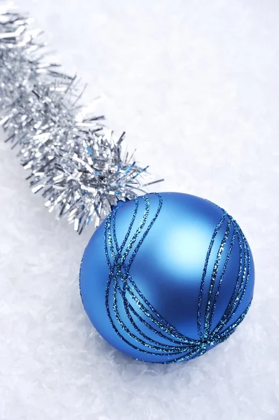 Boule de Noël bleue dans la neige — Photo