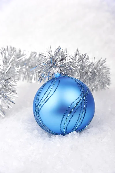 Palla di Natale blu nella neve — Foto Stock