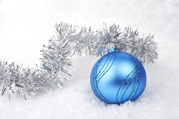 Palla di Natale blu nella neve — Foto Stock