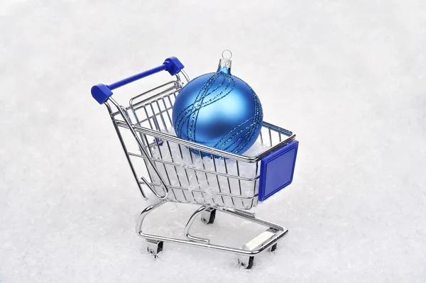 alışveriş sepeti ile mavi Noel top