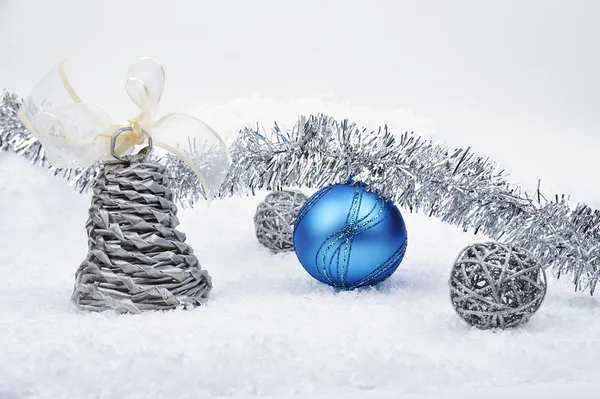 Silberne Weihnachtskugeln im Schnee Stockbild