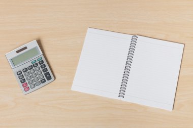 ahşap masa hesap makinesi ile defter