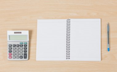 defter, kalem ve ahşap üzerine hesap makinesi