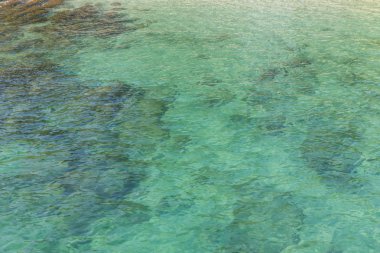 Şeffaf açık deniz yüzeyi ile dalgalar yansıma aqua perspec