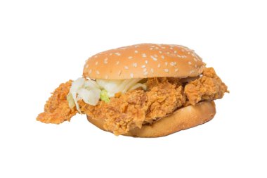 Gevrek tavuk burger üzerine beyaz izole marul ile