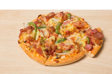 Ahşap üzerine dilimlenmiş sebze pizza