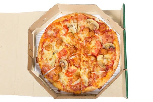 Пицца в коробке, изолированной на белом — стоковое фото