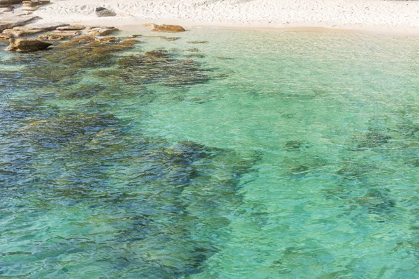 Beach and Transparent clear Sea surface with waves reflection — Stock Photo, Image