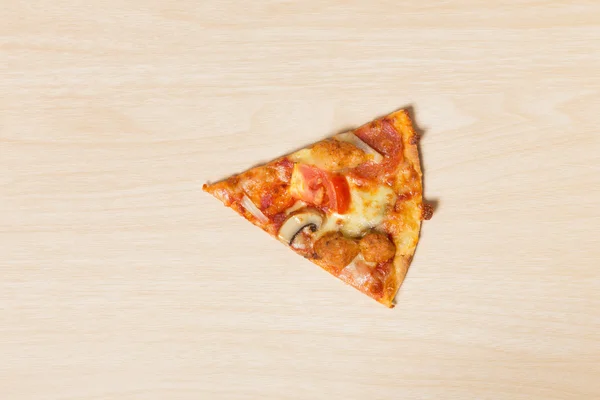 Afgesneden slice pizza op hout — Stockfoto