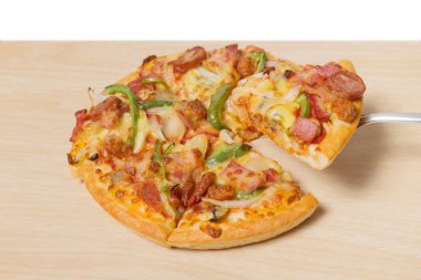 Ahşap üzerine dilimlenmiş sebze pizza