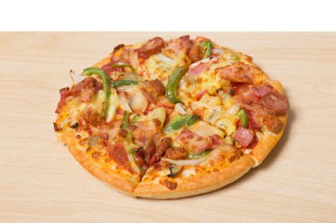 Ahşap üzerine dilimlenmiş sebze pizza