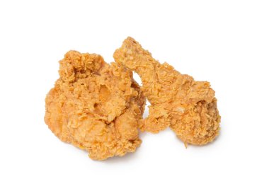 Kızarmış tavuk üzerinde beyaz izole baldır ve göğüs