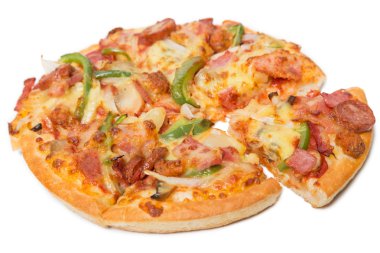 Beyaz izole dilimlenmiş sebze pizza