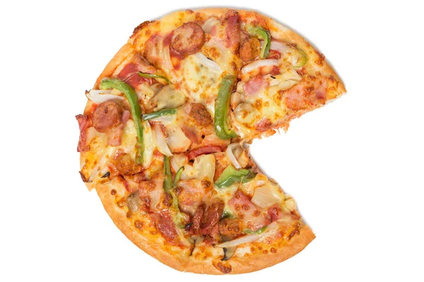 Pizza met gesneden groenten geïsoleerd op wit — Stockfoto