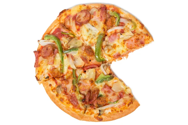 Beyaz izole dilimlenmiş sebze pizza