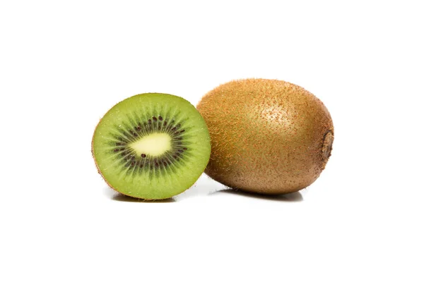 Suculente kiwi fructe și segmente feliate izolate pe alb — Fotografie, imagine de stoc