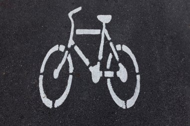 Bisiklet asfalt bisiklet şeritli üzerinde oturum