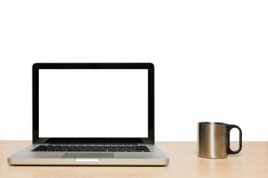 Açık laptop ile izole beyaz ekran ve paslanmaz Kupası