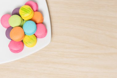 kopya alanı ile ahşap çanak renkli macaroons çerezleri