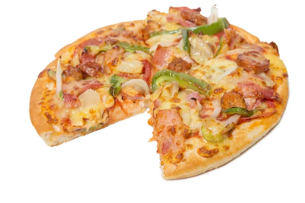 Pizza met gesneden groenten geïsoleerd op wit — Stockfoto