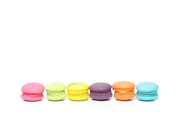 Pila de coloridos macarrones aislados en blanco con espacio de copia fo —  Fotos de Stock