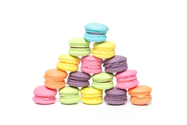 Pile de macarons colorés isolés sur fond blanc avec flic — Photo