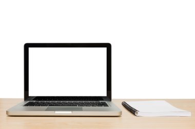 Açık laptop ile izole beyaz ekran ve ahşap kitap