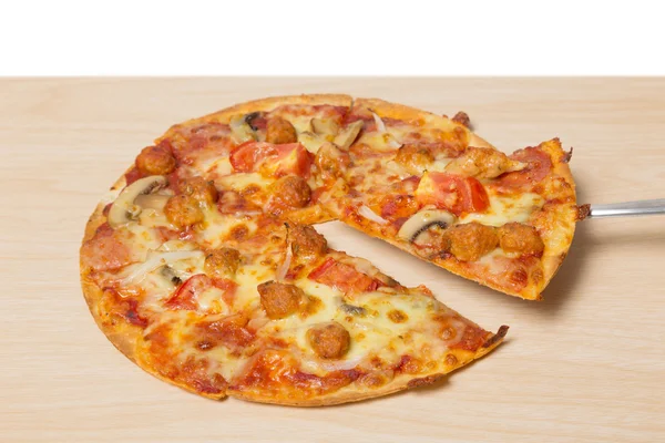 Pizza met gesneden groenten op hout — Stockfoto