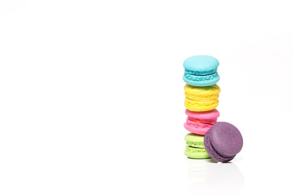 Pilha de Macaroons coloridos isolados em fundo branco com policial — Fotografia de Stock