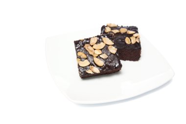 Beyaz arka plan üzerinde izole çanak üzerinde kek