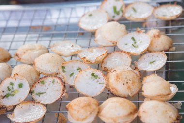 Kızarmış toz tatlı ile Hindistan cevizi sütü karıştırın