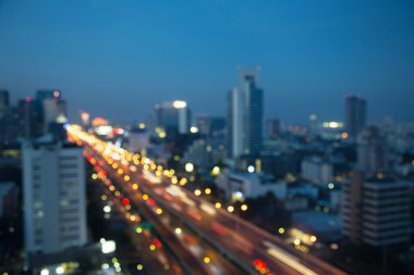 Trafik ışıkları gece şehir yolun bulanık