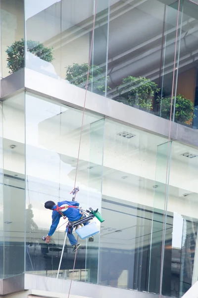 Worker cleaning windows service — Stock Photo, Image