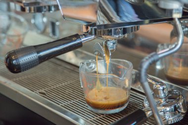 kahve makinesi kahve yapıyor.