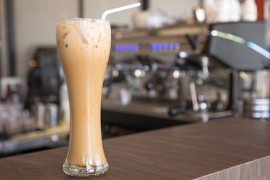 Buzlu kahve Cafe ahşap masa üzerinde
