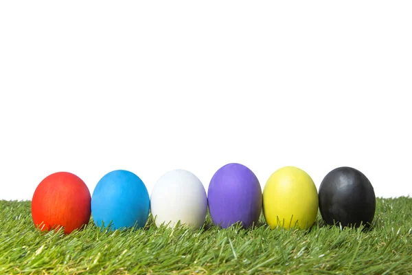 Coloridos huevos de Pascua hechos a mano sobre hierba verde — Foto de Stock