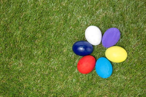 Coloridos huevos de Pascua hechos a mano sobre hierba verde — Foto de Stock