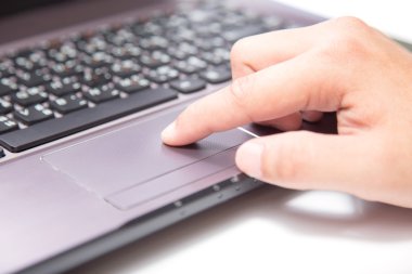 a laptop iz yazarak eller