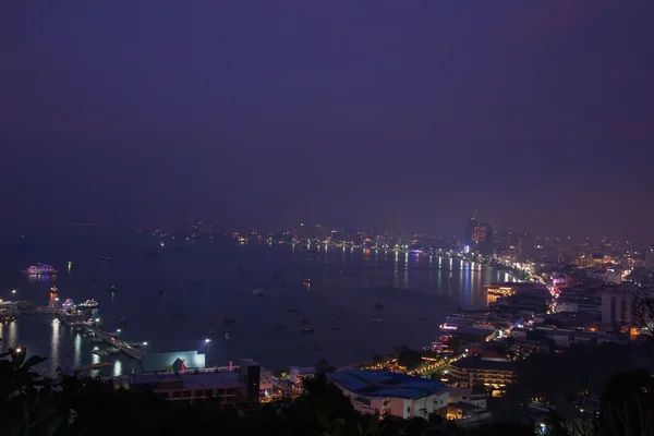 Pattaya City ve Twilight Saat denizde